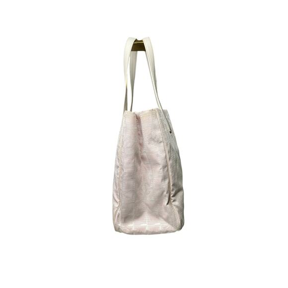 682. CHANEL Tote Bag - Perfect for Everyday Use! - Picture 3 of 9